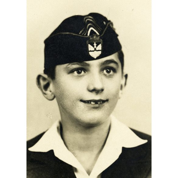 Iskolás fiú sapkában, cserkész (?), Horthy-korszak, 1933, 1930-as évek, Eredeti fotó, hátulján feliratozott papírkép.  