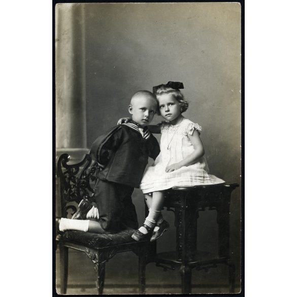 Carposio műterem, Fiume, Tengermellék, testvérek, „Lurkó és Magdus” fényképe, matrózruha, monarchia, 1911, 1910-es évek, Eredeti fotó, hátulján feliratozott, pecséttel jelzett papírkép.   