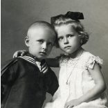 Carposio műterem, Fiume, Tengermellék, testvérek, „Lurkó és Magdus” fényképe, matrózruha, monarchia, 1911, 1910-es évek, Eredeti fotó, hátulján feliratozott, pecséttel jelzett papírkép.   