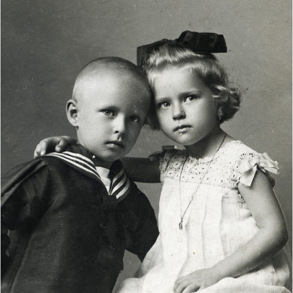 Carposio műterem, Fiume, Tengermellék, testvérek, „Lurkó és Magdus” fényképe, matrózruha, monarchia, 1911, 1910-es évek, Eredeti fotó, hátulján feliratozott, pecséttel jelzett papírkép.   