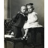 Carposio műterem, Fiume, Tengermellék, testvérek, „Lurkó és Magdus” fényképe, matrózruha, monarchia, 1911, 1910-es évek, Eredeti fotó, hátulján feliratozott, pecséttel jelzett papírkép.   