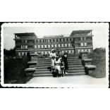 Postás üdülőház, Balatonalmádi (fürdő), elegáns család az üdülőnél, Balaton, helytörténet, 1930-as évek, Eredeti fotó, papírkép, hátulján ragasztásnyommal.  