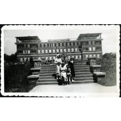   Postás üdülőház, Balatonalmádi (fürdő), elegáns család az üdülőnél, Balaton, helytörténet, 1930-as évek, Eredeti fotó, papírkép, hátulján ragasztásnyommal.  