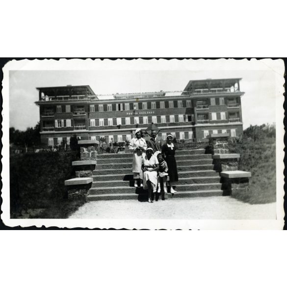 Postás üdülőház, Balatonalmádi (fürdő), elegáns család az üdülőnél, Balaton, helytörténet, 1930-as évek, Eredeti fotó, papírkép, hátulján ragasztásnyommal.  
