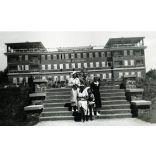 Postás üdülőház, Balatonalmádi (fürdő), elegáns család az üdülőnél, Balaton, helytörténet, 1930-as évek, Eredeti fotó, papírkép, hátulján ragasztásnyommal.  