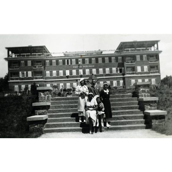 Postás üdülőház, Balatonalmádi (fürdő), elegáns család az üdülőnél, Balaton, helytörténet, 1930-as évek, Eredeti fotó, papírkép, hátulján ragasztásnyommal.  