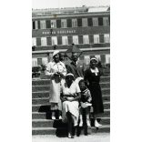 Postás üdülőház, Balatonalmádi (fürdő), elegáns család az üdülőnél, Balaton, helytörténet, 1930-as évek, Eredeti fotó, papírkép, hátulján ragasztásnyommal.  