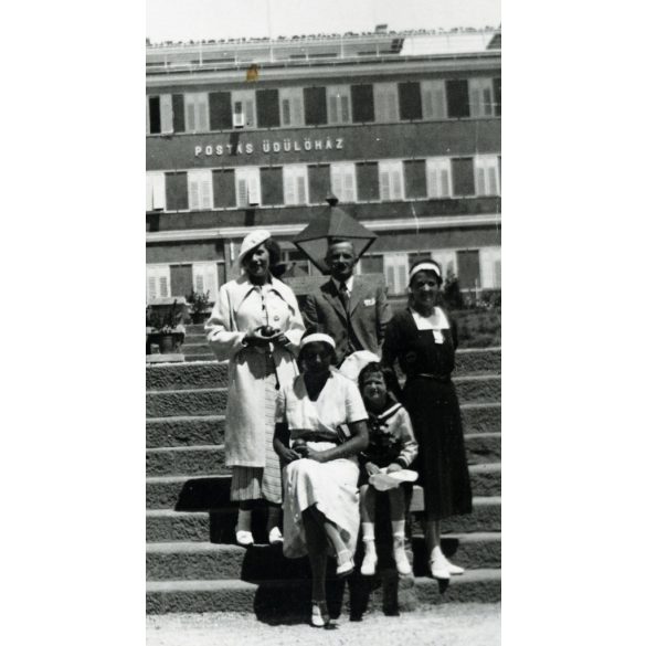 Postás üdülőház, Balatonalmádi (fürdő), elegáns család az üdülőnél, Balaton, helytörténet, 1930-as évek, Eredeti fotó, papírkép, hátulján ragasztásnyommal.  