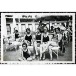 Gláser-Foto, Balatonalmádi, nők fürdőruhában, strand, fürdő, Balaton, „Postás üdülőház” felirat a padon, helytörténet, 1930-as évek, Eredeti fotó, pecséttel jelzett papírkép.