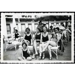   Gláser-Foto, Balatonalmádi, nők fürdőruhában, strand, fürdő, Balaton, „Postás üdülőház” felirat a padon, helytörténet, 1930-as évek, Eredeti fotó, pecséttel jelzett papírkép.