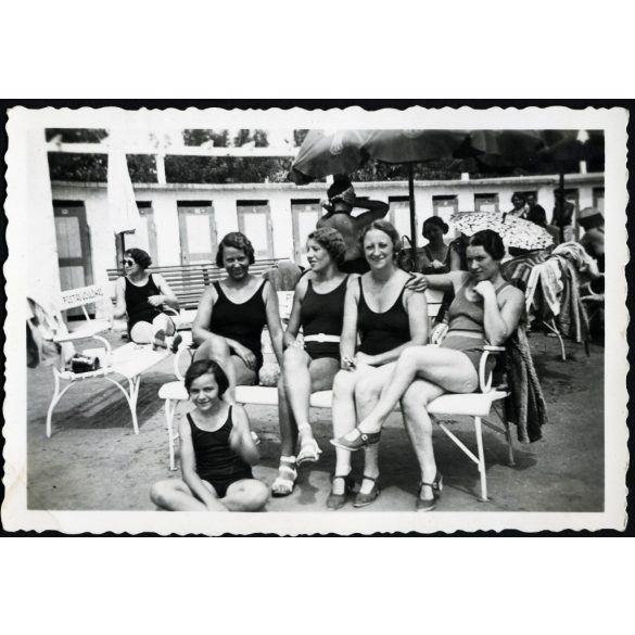 Gláser-Foto, Balatonalmádi, nők fürdőruhában, strand, fürdő, Balaton, „Postás üdülőház” felirat a padon, helytörténet, 1930-as évek, Eredeti fotó, pecséttel jelzett papírkép.