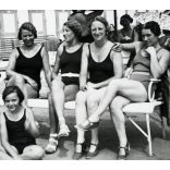 Gláser-Foto, Balatonalmádi, nők fürdőruhában, strand, fürdő, Balaton, „Postás üdülőház” felirat a padon, helytörténet, 1930-as évek, Eredeti fotó, pecséttel jelzett papírkép.