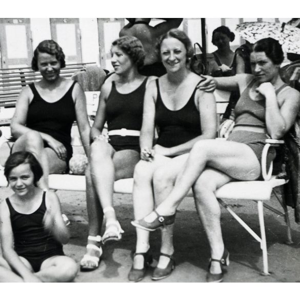 Gláser-Foto, Balatonalmádi, nők fürdőruhában, strand, fürdő, Balaton, „Postás üdülőház” felirat a padon, helytörténet, 1930-as évek, Eredeti fotó, pecséttel jelzett papírkép.
