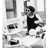 Gláser-Foto, Balatonalmádi, nők fürdőruhában, strand, fürdő, Balaton, „Postás üdülőház” felirat a padon, helytörténet, 1930-as évek, Eredeti fotó, pecséttel jelzett papírkép.