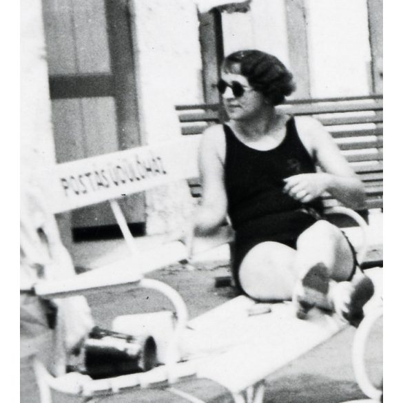 Gláser-Foto, Balatonalmádi, nők fürdőruhában, strand, fürdő, Balaton, „Postás üdülőház” felirat a padon, helytörténet, 1930-as évek, Eredeti fotó, pecséttel jelzett papírkép.