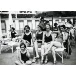 Gláser-Foto, Balatonalmádi, nők fürdőruhában, strand, fürdő, Balaton, „Postás üdülőház” felirat a padon, helytörténet, 1930-as évek, Eredeti fotó, pecséttel jelzett papírkép.