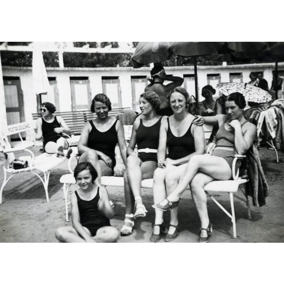 Gláser-Foto, Balatonalmádi, nők fürdőruhában, strand, fürdő, Balaton, „Postás üdülőház” felirat a padon, helytörténet, 1930-as évek, Eredeti fotó, pecséttel jelzett papírkép.