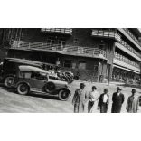 Mátrai Gyógyintézet kékestetői egysége, úri társaság a szállónál, Mátra, parkoló autók, jármű, közlekedés, vendéglátás, turisztika, Horthy-korszak, 1930-as évek, Eredeti fotó,  papírkép, hátulján ragasztásnyomok, sérülés.   