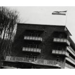 Mátrai Gyógyintézet kékestetői egysége, úri társaság a szállónál, Mátra, parkoló autók, jármű, közlekedés, vendéglátás, turisztika, Horthy-korszak, 1930-as évek, Eredeti fotó,  papírkép, hátulján ragasztásnyomok, sérülés.   