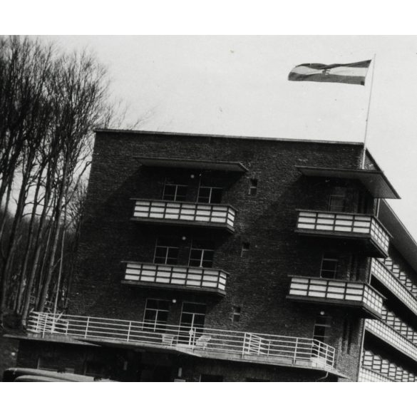 Mátrai Gyógyintézet kékestetői egysége, úri társaság a szállónál, Mátra, parkoló autók, jármű, közlekedés, vendéglátás, turisztika, Horthy-korszak, 1930-as évek, Eredeti fotó,  papírkép, hátulján ragasztásnyomok, sérülés.   