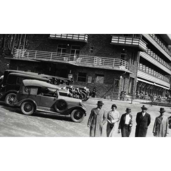 Mátrai Gyógyintézet kékestetői egysége, úri társaság a szállónál, Mátra, parkoló autók, jármű, közlekedés, vendéglátás, turisztika, Horthy-korszak, 1930-as évek, Eredeti fotó,  papírkép, hátulján ragasztásnyomok, sérülés.   