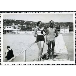   Csinos nő modern fürdőruhában, Balatonalmádi, Balaton, strand, móló, fürdő, helytörténet, Horthy-korszak, 1930-as évek, Eredeti fotó,  papírkép, hátulján ragasztásnyomok.  