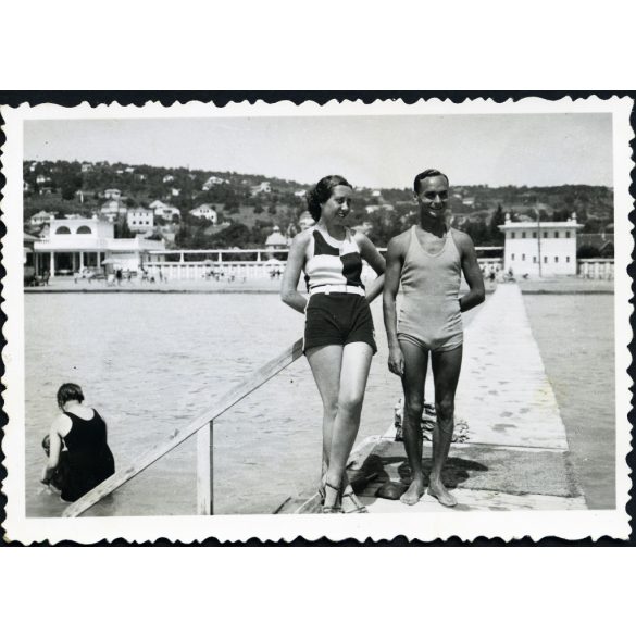 Csinos nő modern fürdőruhában, Balatonalmádi, Balaton, strand, móló, fürdő, helytörténet, Horthy-korszak, 1930-as évek, Eredeti fotó,  papírkép, hátulján ragasztásnyomok.  