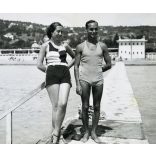 Csinos nő modern fürdőruhában, Balatonalmádi, Balaton, strand, móló, fürdő, helytörténet, Horthy-korszak, 1930-as évek, Eredeti fotó,  papírkép, hátulján ragasztásnyomok.  