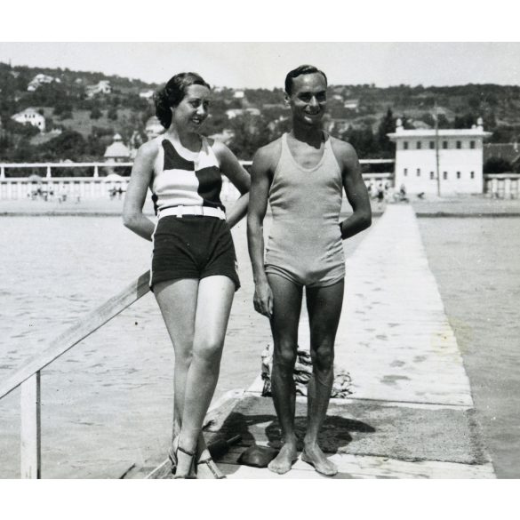 Csinos nő modern fürdőruhában, Balatonalmádi, Balaton, strand, móló, fürdő, helytörténet, Horthy-korszak, 1930-as évek, Eredeti fotó,  papírkép, hátulján ragasztásnyomok.  