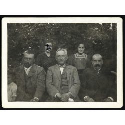   „Dr. Krascsenics Ferencz amateur felvétele”, családi fotó különös kiretusált arccal, Krascsenics Ferenc felvidéki főnemesi családból származik, valószínűleg ő volt a Csallóköz-Szerdahelyi Kaszinó bizottmányi tagja, monarchia, 1900-as évek, Eredeti, h