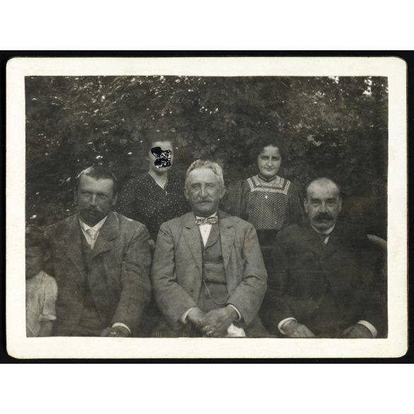 „Dr. Krascsenics Ferencz amateur felvétele”, családi fotó különös kiretusált arccal, Krascsenics Ferenc felvidéki főnemesi családból származik, valószínűleg ő volt a Csallóköz-Szerdahelyi Kaszinó bizottmányi tagja, monarchia, 1900-as évek, Eredeti, h