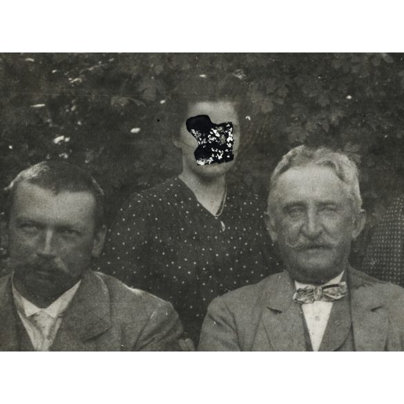 „Dr. Krascsenics Ferencz amateur felvétele”, családi fotó különös kiretusált arccal, Krascsenics Ferenc felvidéki főnemesi családból származik, valószínűleg ő volt a Csallóköz-Szerdahelyi Kaszinó bizottmányi tagja, monarchia, 1900-as évek, Eredeti, h