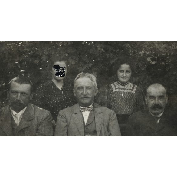 „Dr. Krascsenics Ferencz amateur felvétele”, családi fotó különös kiretusált arccal, Krascsenics Ferenc felvidéki főnemesi családból származik, valószínűleg ő volt a Csallóköz-Szerdahelyi Kaszinó bizottmányi tagja, monarchia, 1900-as évek, Eredeti, h