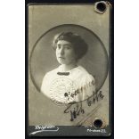 Belgráder Soma műterme, Balassagyarmat, elegáns nő portréja szignóval, vasúti igazolványkép, helytörténet, monarchia, 1890-es évek, Eredeti CDV, vizitkártya fotó mélynyomóval, aláírással, gyönyörű szecessziós hátlappal.  