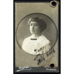   Belgráder Soma műterme, Balassagyarmat, elegáns nő portréja szignóval, vasúti igazolványkép, helytörténet, monarchia, 1890-es évek, Eredeti CDV, vizitkártya fotó mélynyomóval, aláírással, gyönyörű szecessziós hátlappal.  