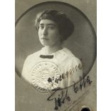 Belgráder Soma műterme, Balassagyarmat, elegáns nő portréja szignóval, vasúti igazolványkép, helytörténet, monarchia, 1890-es évek, Eredeti CDV, vizitkártya fotó mélynyomóval, aláírással, gyönyörű szecessziós hátlappal.  