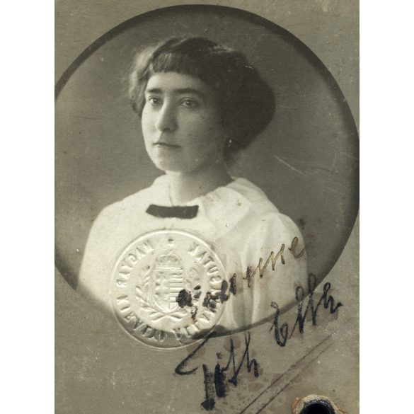 Belgráder Soma műterme, Balassagyarmat, elegáns nő portréja szignóval, vasúti igazolványkép, helytörténet, monarchia, 1890-es évek, Eredeti CDV, vizitkártya fotó mélynyomóval, aláírással, gyönyörű szecessziós hátlappal.  