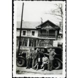 Úri társaság az Üdülőháznál, Mátrafüred, Hudson Essex Super Six amerikai személygépkocsi, vendéglátás, üdülés, Mátra, autó, jármű, közlekedés, Horthy-korszak, 1930-as évek, Eredeti fotó,  papírkép, hátulján ragasztásnyomok, sérülés.  