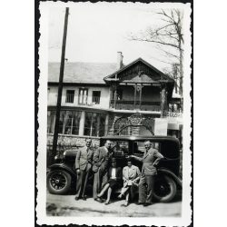   Úri társaság az Üdülőháznál, Mátrafüred, Hudson Essex Super Six amerikai személygépkocsi, vendéglátás, üdülés, Mátra, autó, jármű, közlekedés, Horthy-korszak, 1930-as évek, Eredeti fotó,  papírkép, hátulján ragasztásnyomok, sérülés.  
