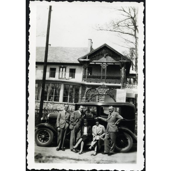 Úri társaság az Üdülőháznál, Mátrafüred, Hudson Essex Super Six amerikai személygépkocsi, vendéglátás, üdülés, Mátra, autó, jármű, közlekedés, Horthy-korszak, 1930-as évek, Eredeti fotó,  papírkép, hátulján ragasztásnyomok, sérülés.  