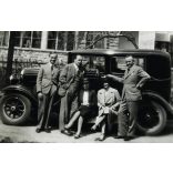 Úri társaság az Üdülőháznál, Mátrafüred, Hudson Essex Super Six amerikai személygépkocsi, vendéglátás, üdülés, Mátra, autó, jármű, közlekedés, Horthy-korszak, 1930-as évek, Eredeti fotó,  papírkép, hátulján ragasztásnyomok, sérülés.  