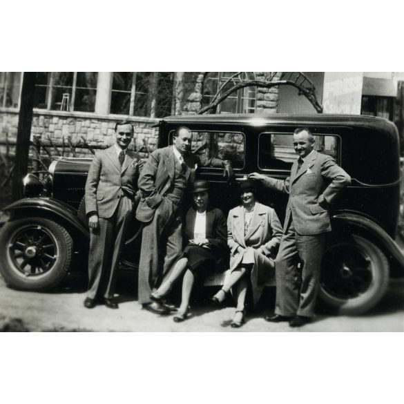 Úri társaság az Üdülőháznál, Mátrafüred, Hudson Essex Super Six amerikai személygépkocsi, vendéglátás, üdülés, Mátra, autó, jármű, közlekedés, Horthy-korszak, 1930-as évek, Eredeti fotó,  papírkép, hátulján ragasztásnyomok, sérülés.  