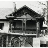 Úri társaság az Üdülőháznál, Mátrafüred, Hudson Essex Super Six amerikai személygépkocsi, vendéglátás, üdülés, Mátra, autó, jármű, közlekedés, Horthy-korszak, 1930-as évek, Eredeti fotó,  papírkép, hátulján ragasztásnyomok, sérülés.  