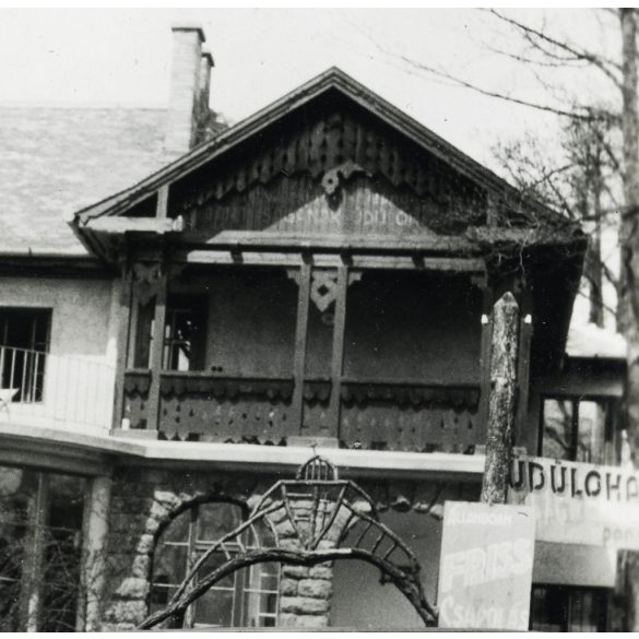 Úri társaság az Üdülőháznál, Mátrafüred, Hudson Essex Super Six amerikai személygépkocsi, vendéglátás, üdülés, Mátra, autó, jármű, közlekedés, Horthy-korszak, 1930-as évek, Eredeti fotó,  papírkép, hátulján ragasztásnyomok, sérülés.  