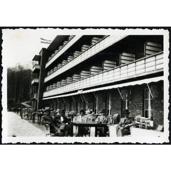 Mátrai Gyógyintézet kékestetői egysége, úri társaság a szálló teraszán, Mátra, vendéglátás, turisztika, Horthy-korszak, 1930-as évek, Eredeti fotó, papírkép, hátulján ragasztásnyomok. 