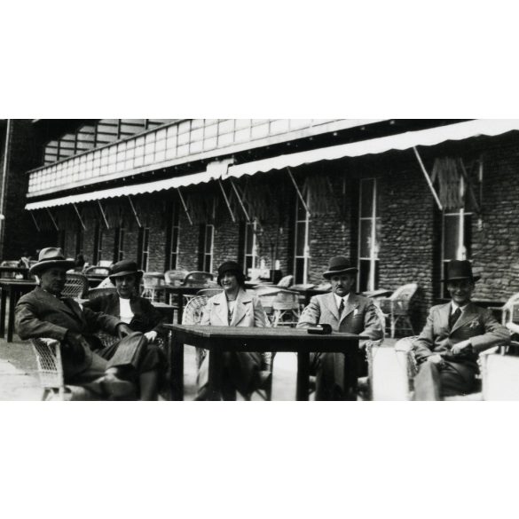 Mátrai Gyógyintézet kékestetői egysége, úri társaság a szálló teraszán, Mátra, vendéglátás, turisztika, Horthy-korszak, 1930-as évek, Eredeti fotó, papírkép, hátulján ragasztásnyomok. 
