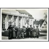 M. kir. tudományegyetemi klinikák főbejárata,  Debrecen, Tisza István szobra, elegáns úri társaság, helytörténet, Horthy-korszak, 1930-as évek, Eredeti fotó, papírkép, hátulján ragasztásnyom.  