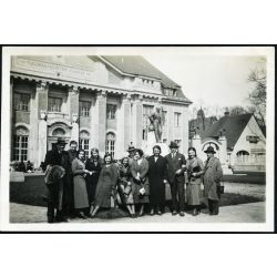   M. kir. tudományegyetemi klinikák főbejárata,  Debrecen, Tisza István szobra, elegáns úri társaság, helytörténet, Horthy-korszak, 1930-as évek, Eredeti fotó, papírkép, hátulján ragasztásnyom.  
