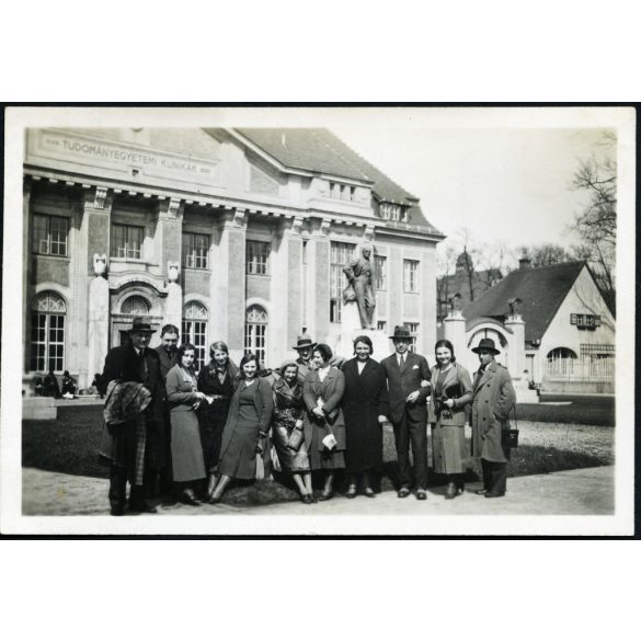 M. kir. tudományegyetemi klinikák főbejárata,  Debrecen, Tisza István szobra, elegáns úri társaság, helytörténet, Horthy-korszak, 1930-as évek, Eredeti fotó, papírkép, hátulján ragasztásnyom.  