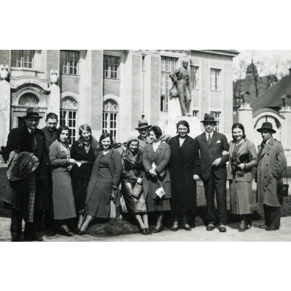 M. kir. tudományegyetemi klinikák főbejárata,  Debrecen, Tisza István szobra, elegáns úri társaság, helytörténet, Horthy-korszak, 1930-as évek, Eredeti fotó, papírkép, hátulján ragasztásnyom.  